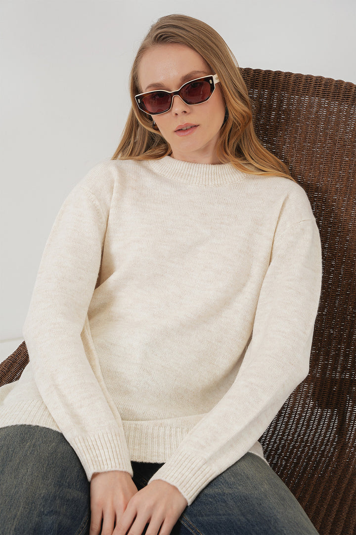 BGD Women Oversized Plain Cream Sweater - Châtillon