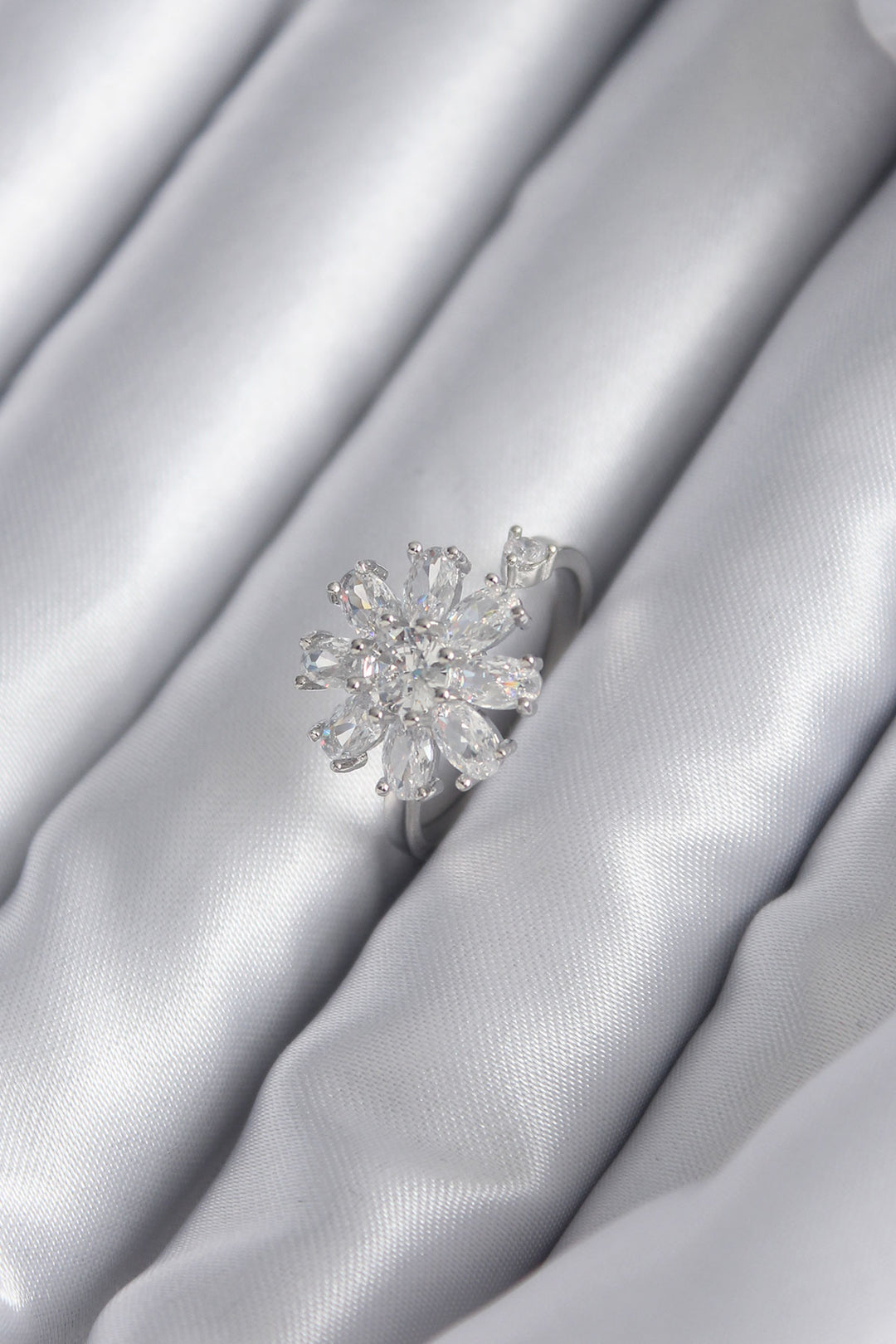 EBJ Rice Silver Color Zircon Stone Daisy Model Women's Ring - Dzhankoi