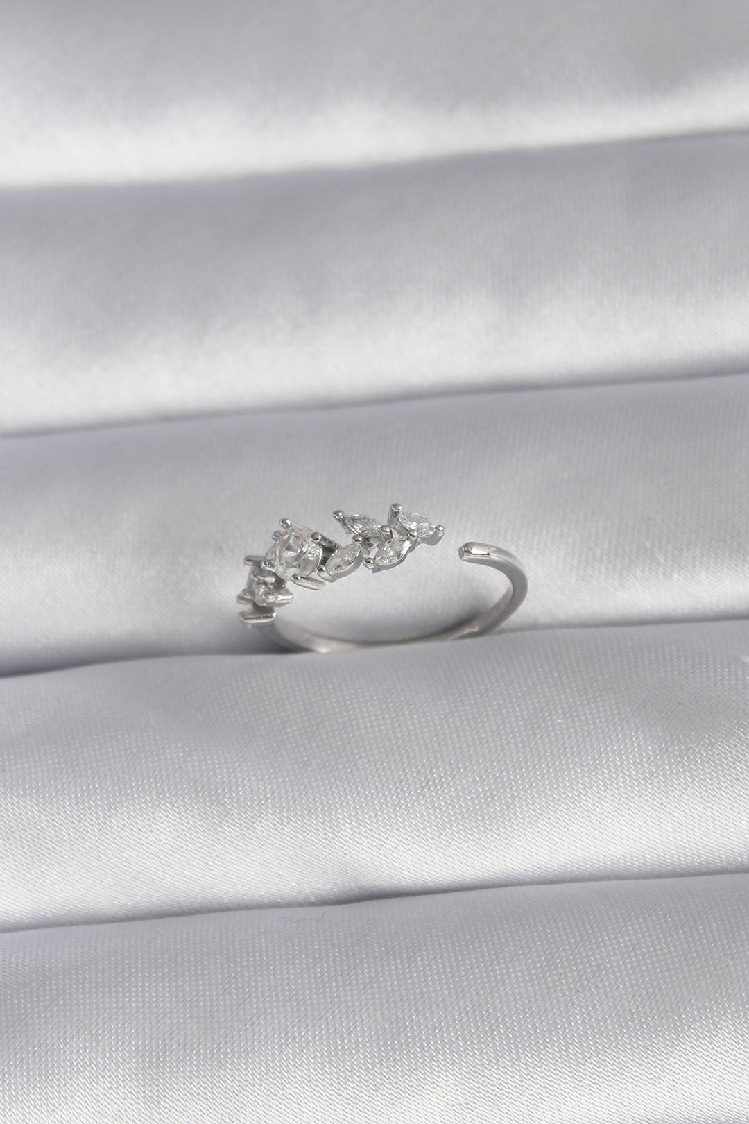 EBJ Rice Silver Color Zircon Stone Flower Model Women's Ring - Cuenca