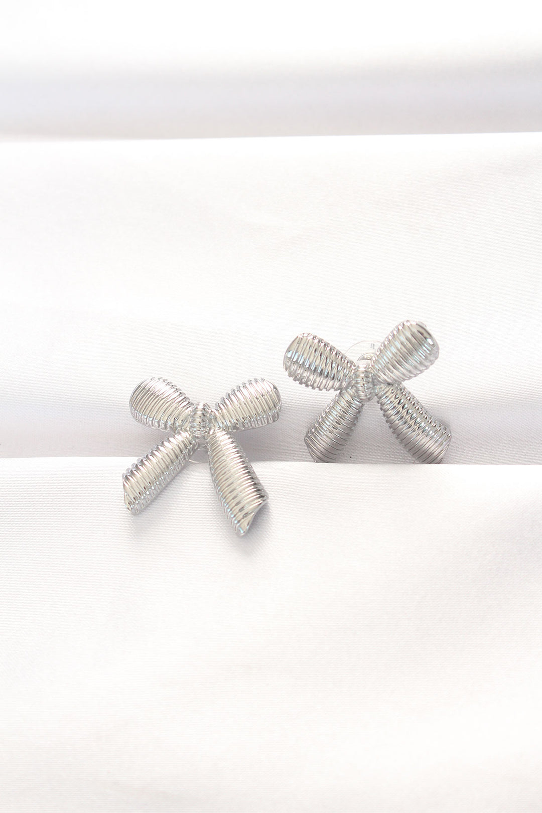 EBJ Rice Silver Color Bow Earrings - San Pedro Garza García