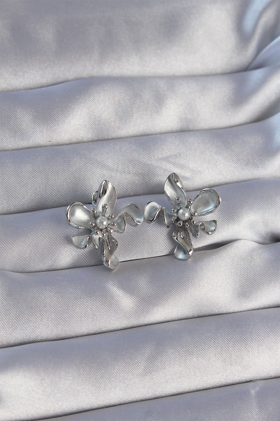 EBJ Rice Silver Color Pearl Detail Flower Designed Earrings - Castellammare di Stabia