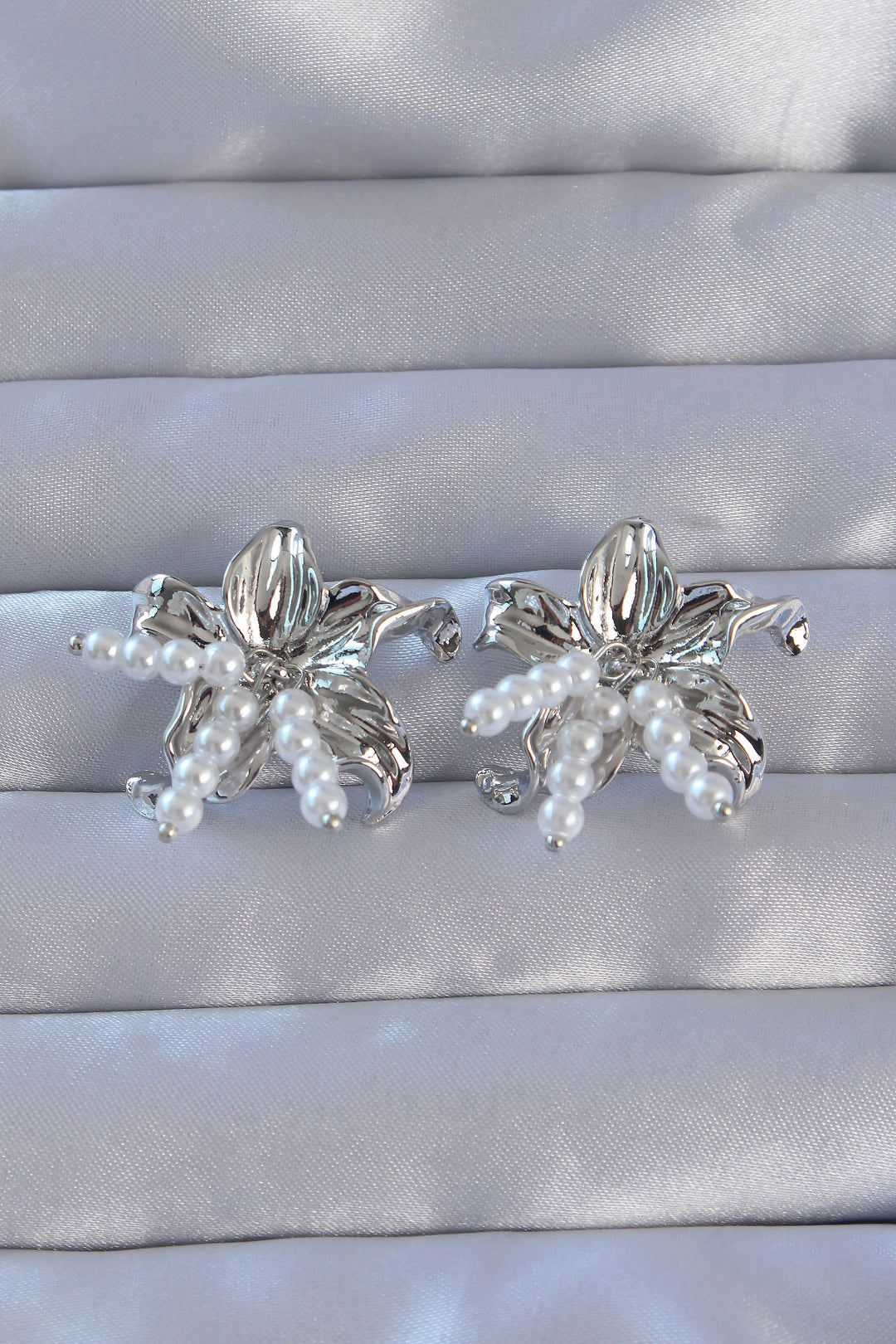 EBJ 316L Stainless Steel Silver Color Earrings with Pearl Accents in Flower Design - Vólos