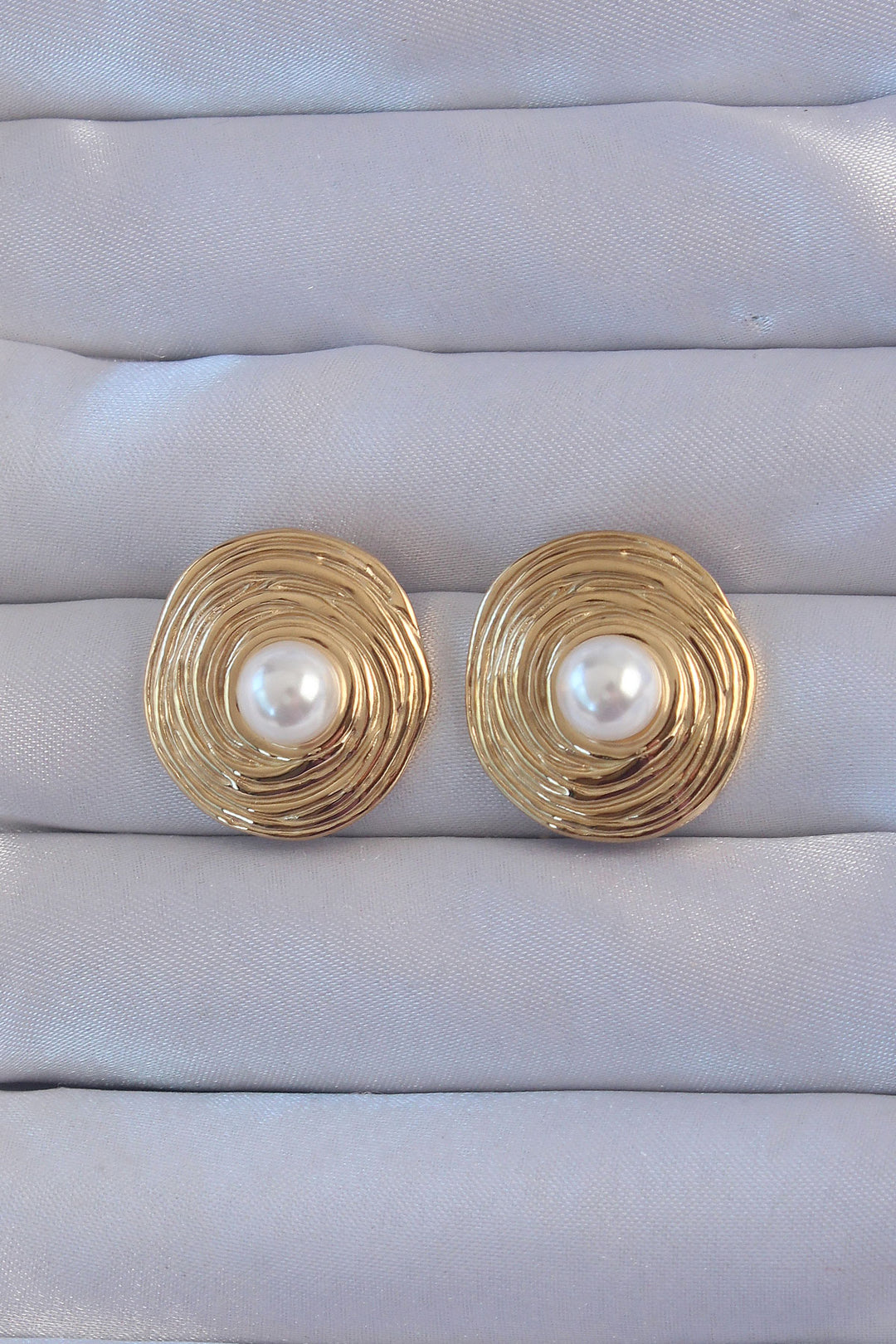 EBJ 316L Steel Gold Color Pearl Detail Oval Curved Vintage Earring - Ciudad Lerdo