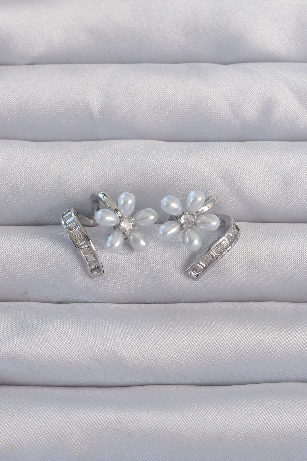 EBJ Rice Silver Color Zircon Stone Curved Pearl Flower Earring - Wedel