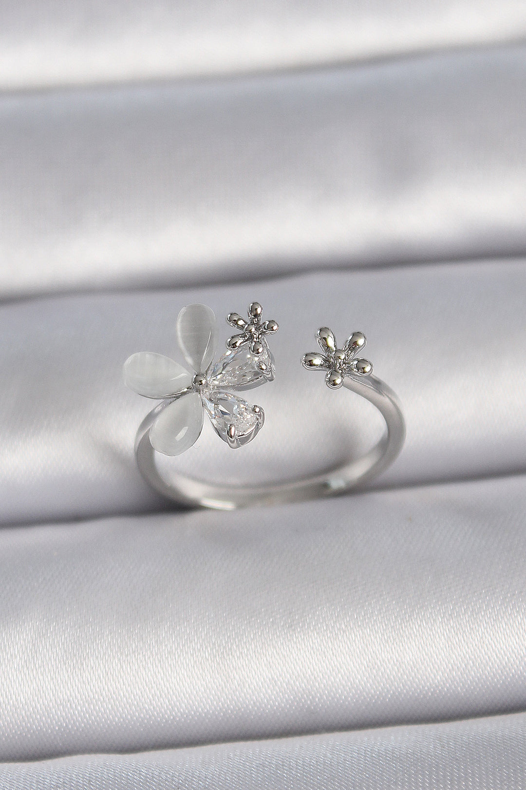 EBJ Rice Silver Color Adjustable Zircon Stone White Enamel Leaf Model Women's Ring - Paredes