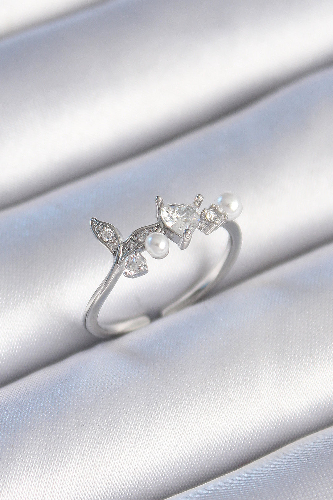 EBJ Rice Silver Color Zircon Stone Heart Leaf Model Pearl Detail Women's Ring - Arlington
