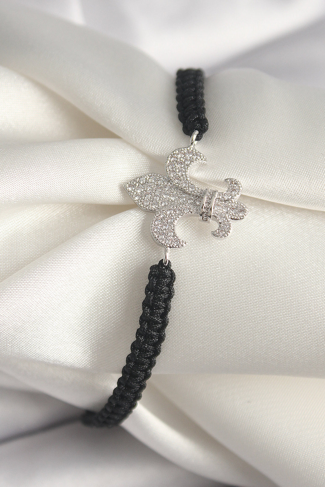EBJ Rice Silver Color Lily Figure Bracelet with Zircon Stone and Macrame Model - Finchley
