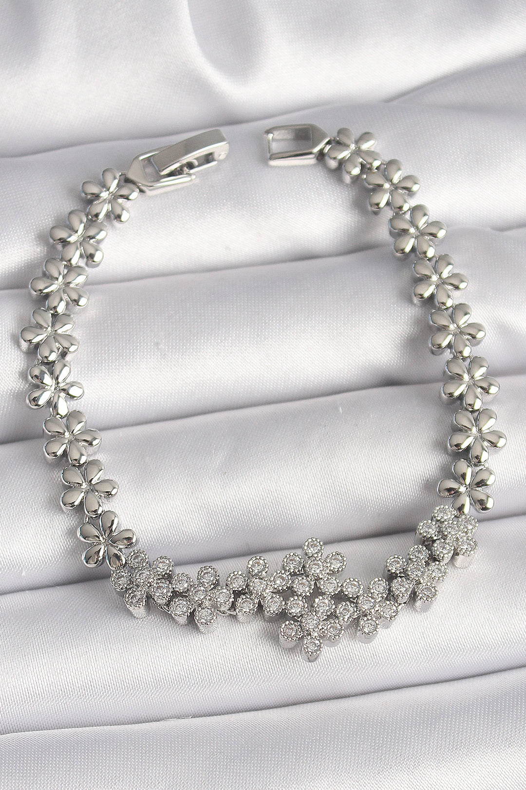 EBJ Rice Silver Color Zircon Stone Flower Chain Model Women's Bracelet - Los Angeles