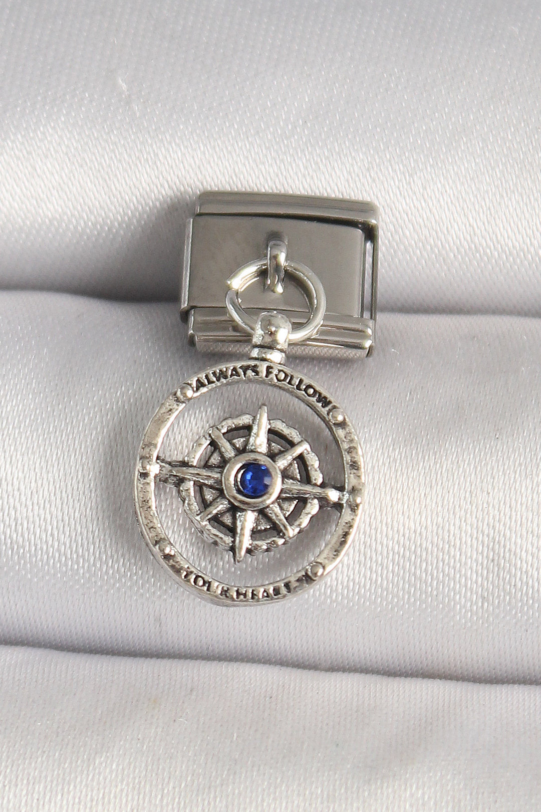 EBJ 316L Steel Silver Color Blue Stone Detailed Compass Model Nomination Charm - Kardítsa