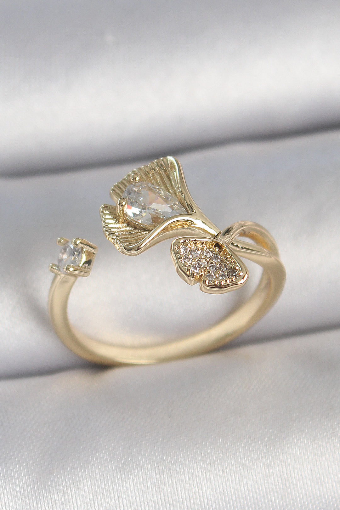 EBJ Adjustable Women's Ring with Gold Color Zircon Stone and Sea Shell Design - Berriozábal