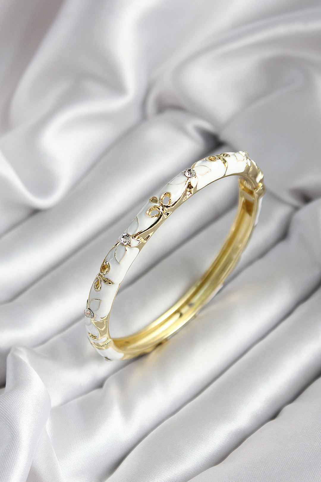 EBJ Mineli Rice White Flower Patterned Zircon Stone Gold Color Women's Cuff (diameter 60 mm) - Zinacantepec