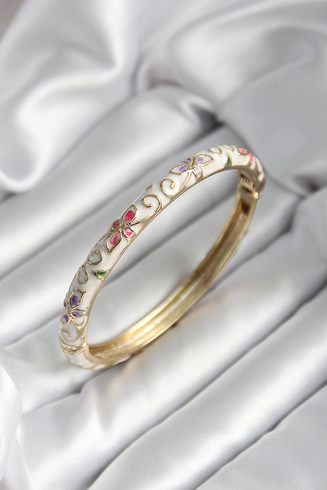 EBJ Enamel Rice White Flower Patterned Gold Color Women's Cuff (diameter 60 mm) - New York