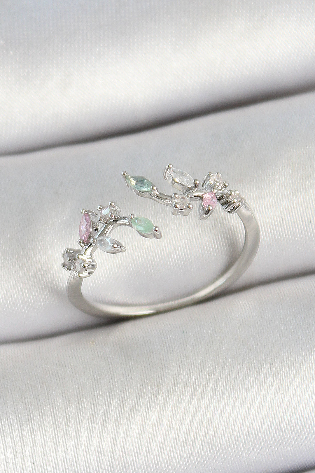 EBJ Adjustable Women's Ring with Rice Leaf Figured Zircon Stone Silver Color - Linares