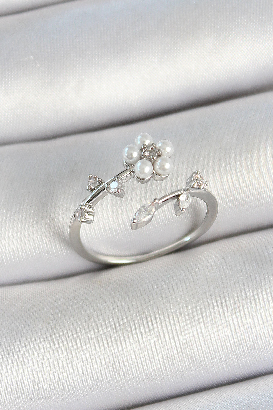EBJ Rice Pearl Detailed Daisy Figure Zircon Stone Silver Color Adjustable Women's Ring - Kaneohe