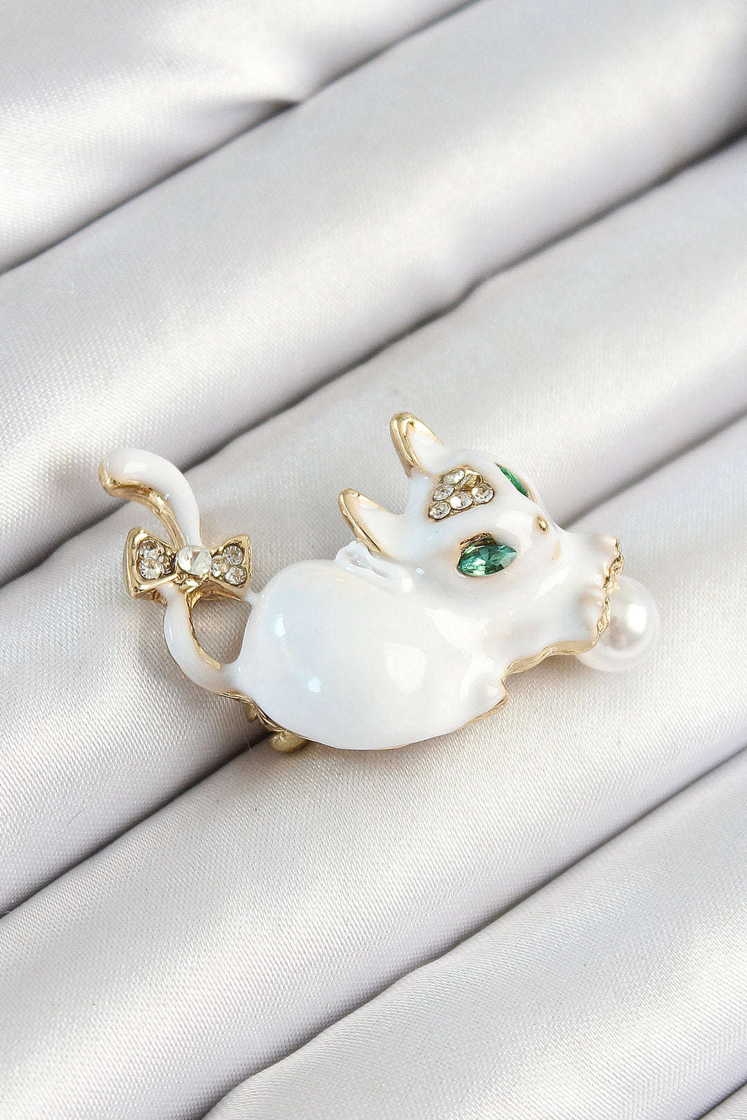 EBJ White 3D Cat Figured Gold Color Women's Brooch with Pearl and Zircon Stone Detail - San Cugat del Vallés