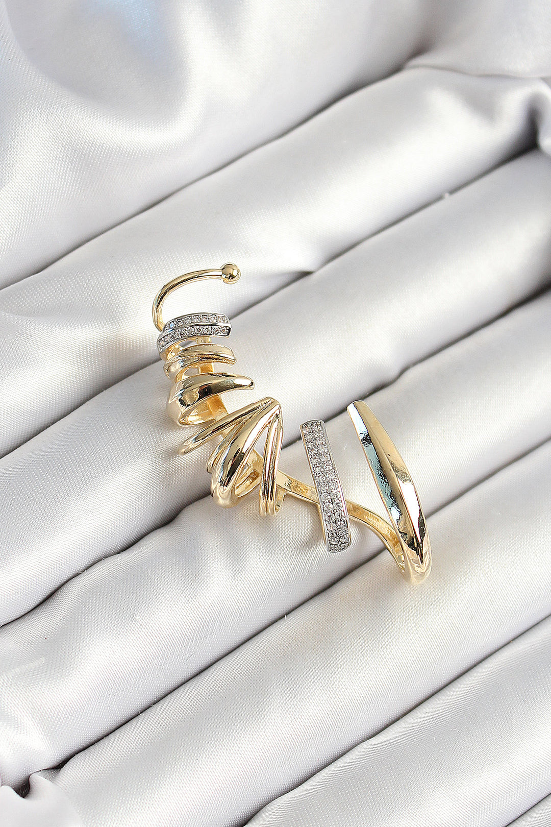 EBJ Spiral Figure Gold Color Women's Cartilage Earring with Rice Zircon Stone Coating - Cuautitlán Izcalli