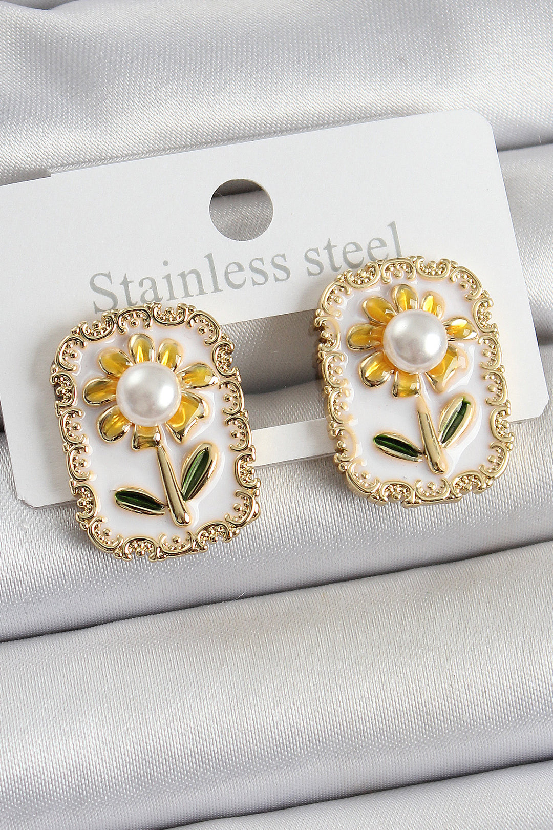 EBJ Rice White Enamel Daisy Figured Artistic Portrait Model Gold Color Women's Earring - Groningen