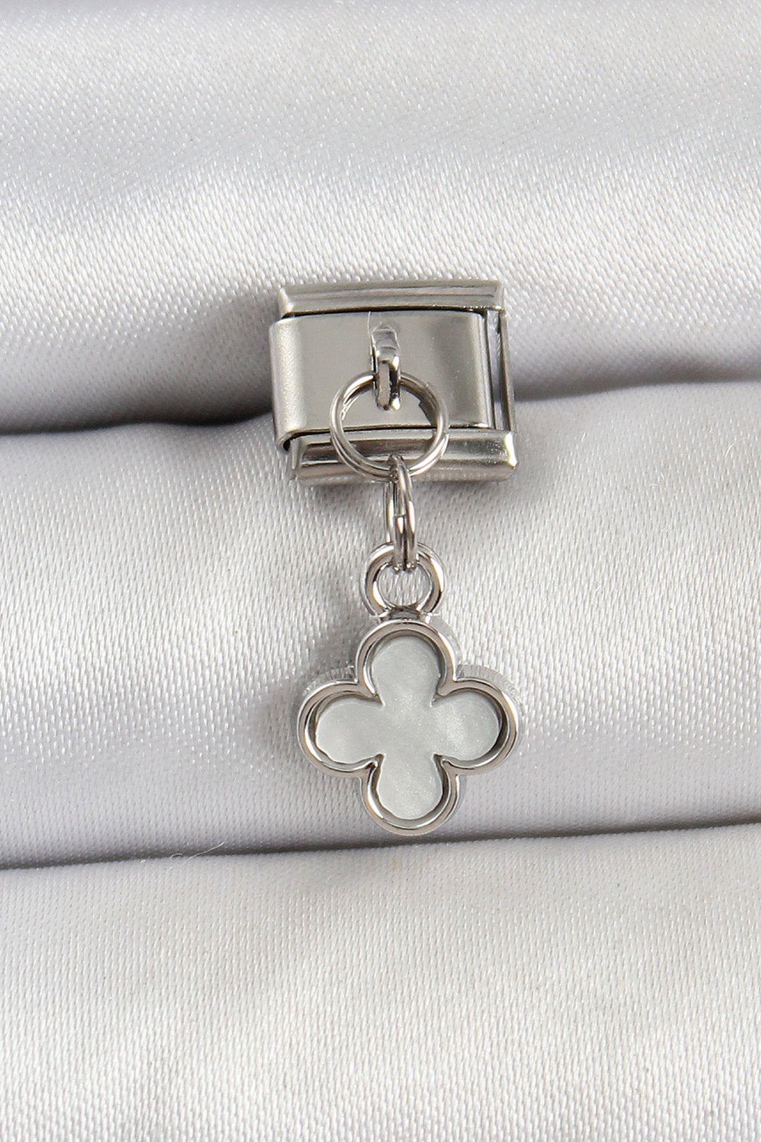 EBJ 316L Stainless Steel Dangling White Mother of Pearl Clover Model Silver Color Nomination Charm - Maravatío de Ocampo