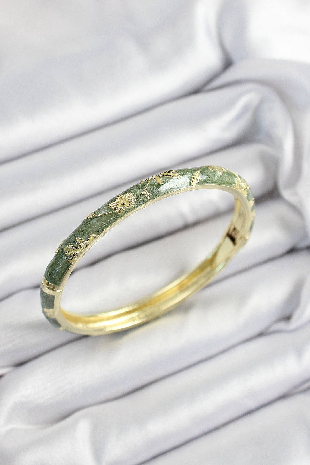 EBJ Mineli Brass Dark Green Flower Motif Gold Color Women's Cuff - Lozova