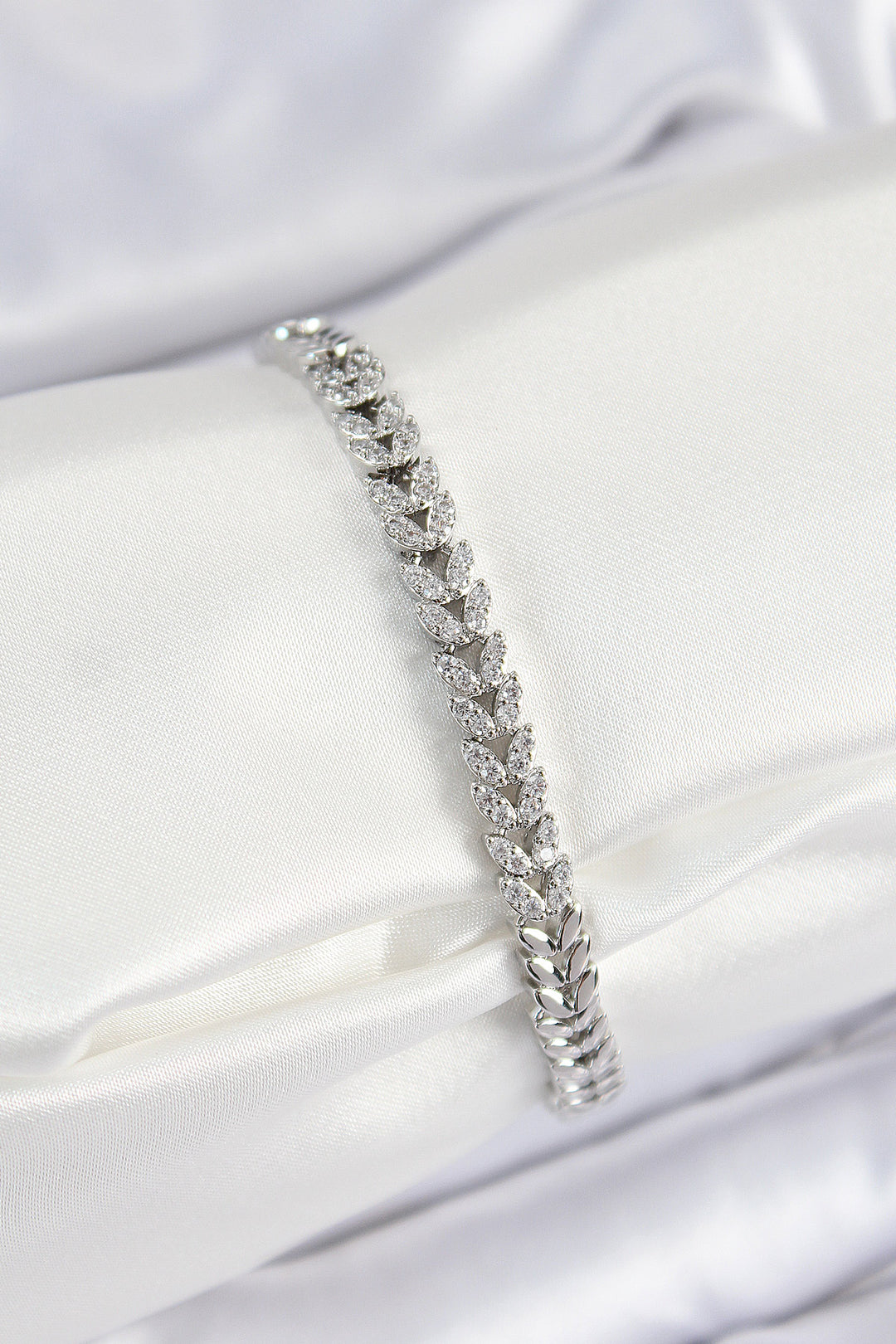 EBJ Rice Zircon Stone Lined Leaf Pattern Silver Color Women's Bracelet - Erding
