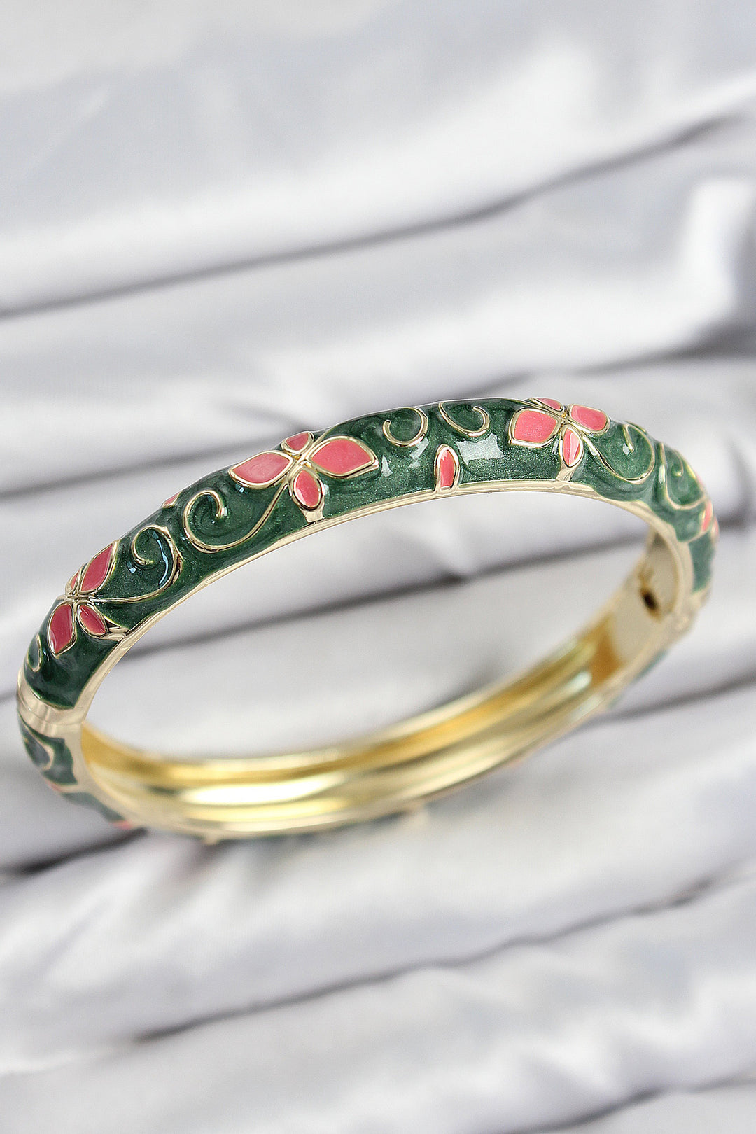 EBJ Mineli Pirinç Yeşil Çiçek Motifli Gold Kadın Kelepçe
Enamel Brass Green Flower Patterned Gold Women's Cuff - St. Albert