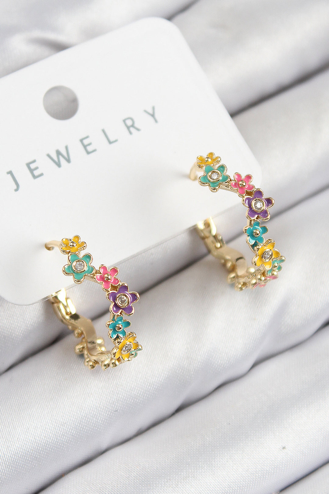EBJ Rice-colored Daisy Pattern Gold Color Women's Earrings - Maidstone