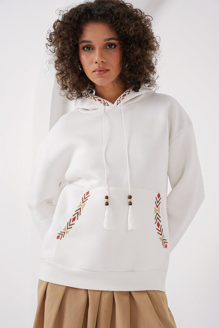 BGD Women Embroidered Oversize Sweatshirt - White - Castelo Branco
