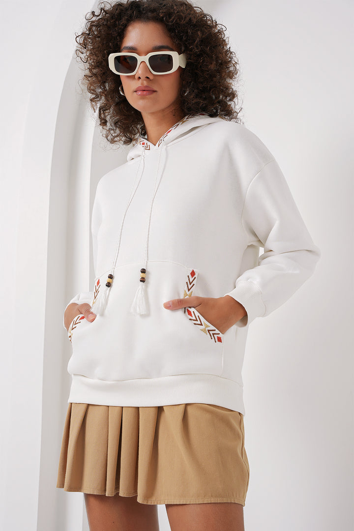 BGD Women Embroidered Oversize Sweatshirt - White - Castelo Branco