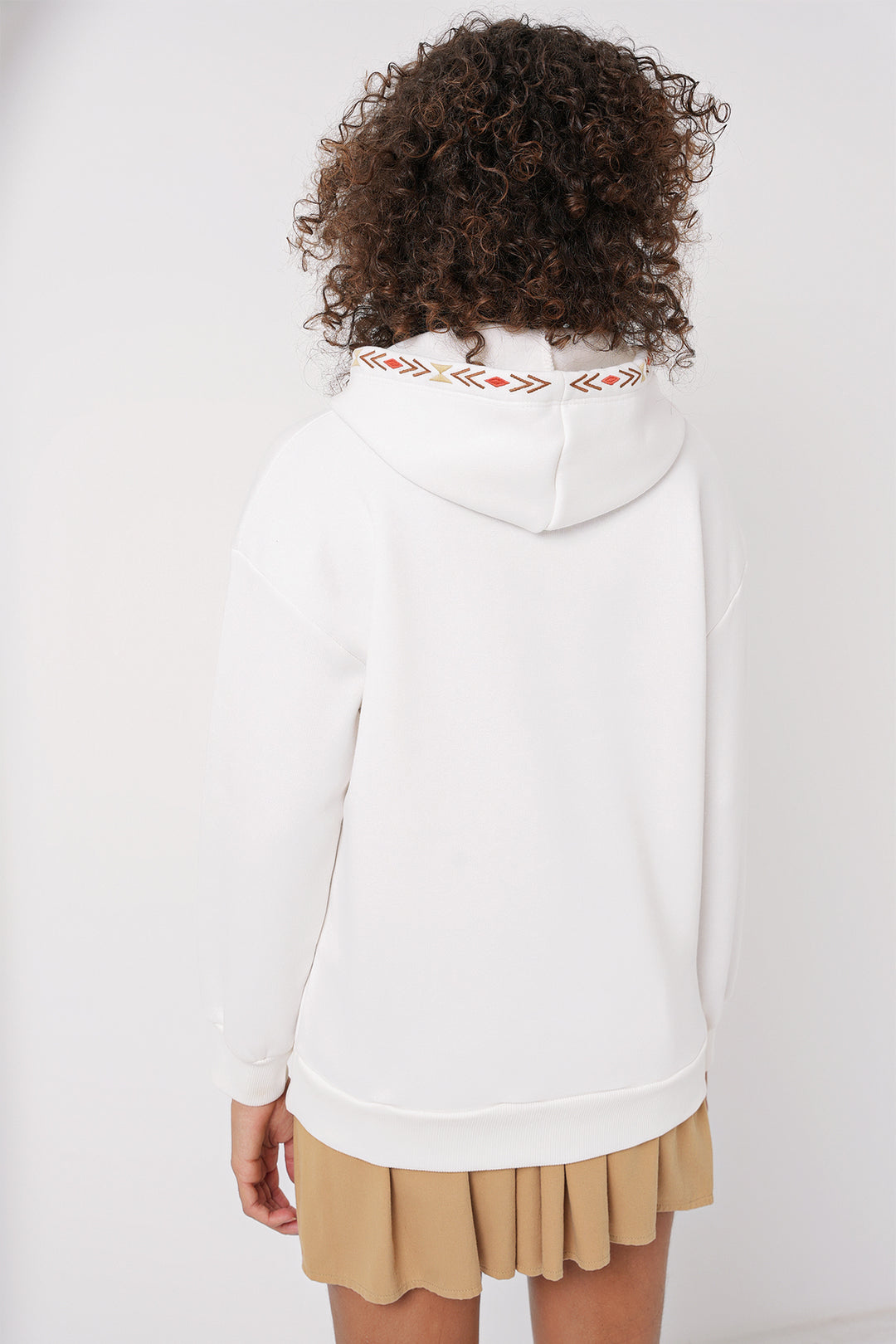 BGD Women Embroidered Oversize Sweatshirt - White - Castelo Branco