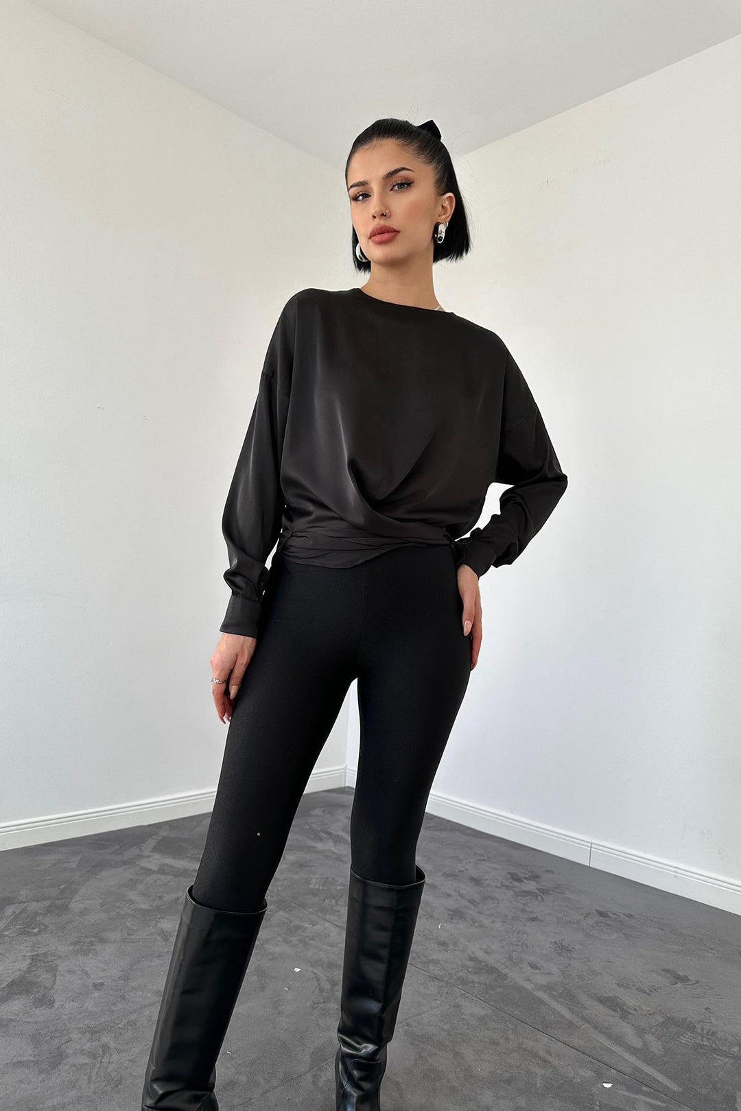 ELS Bicycle Collar Blouse - Black - Bitterfeld