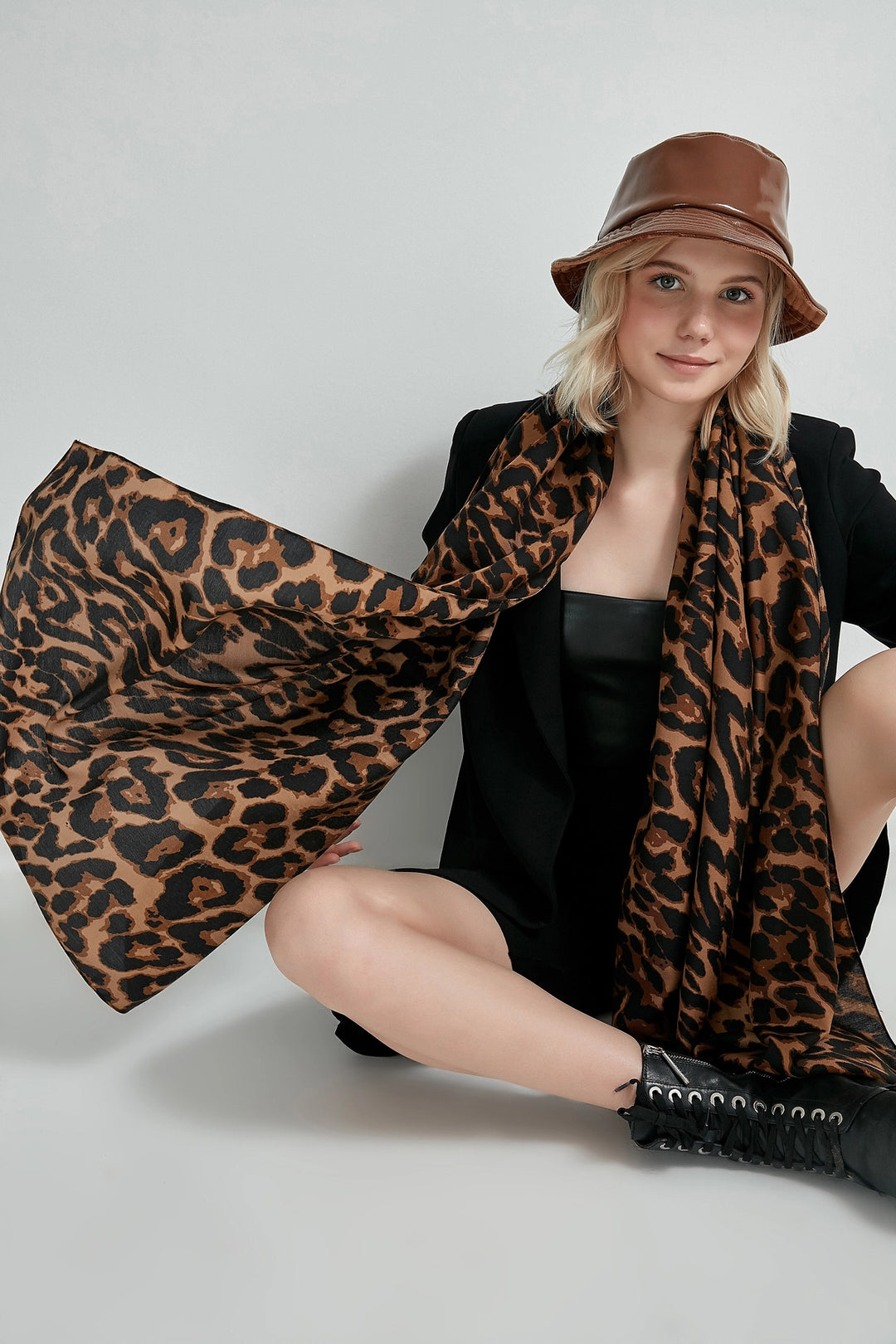 Brown Leopard Patterned Scarf BCNSV-2510862 - Câmara de Lobos