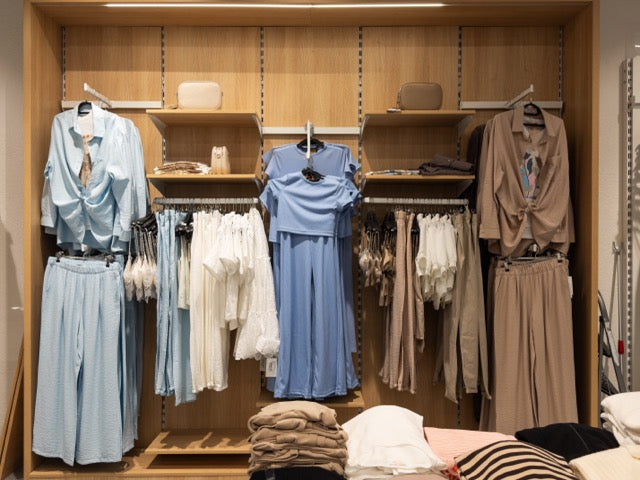 How to Design a Chic Women's Clothing Store?