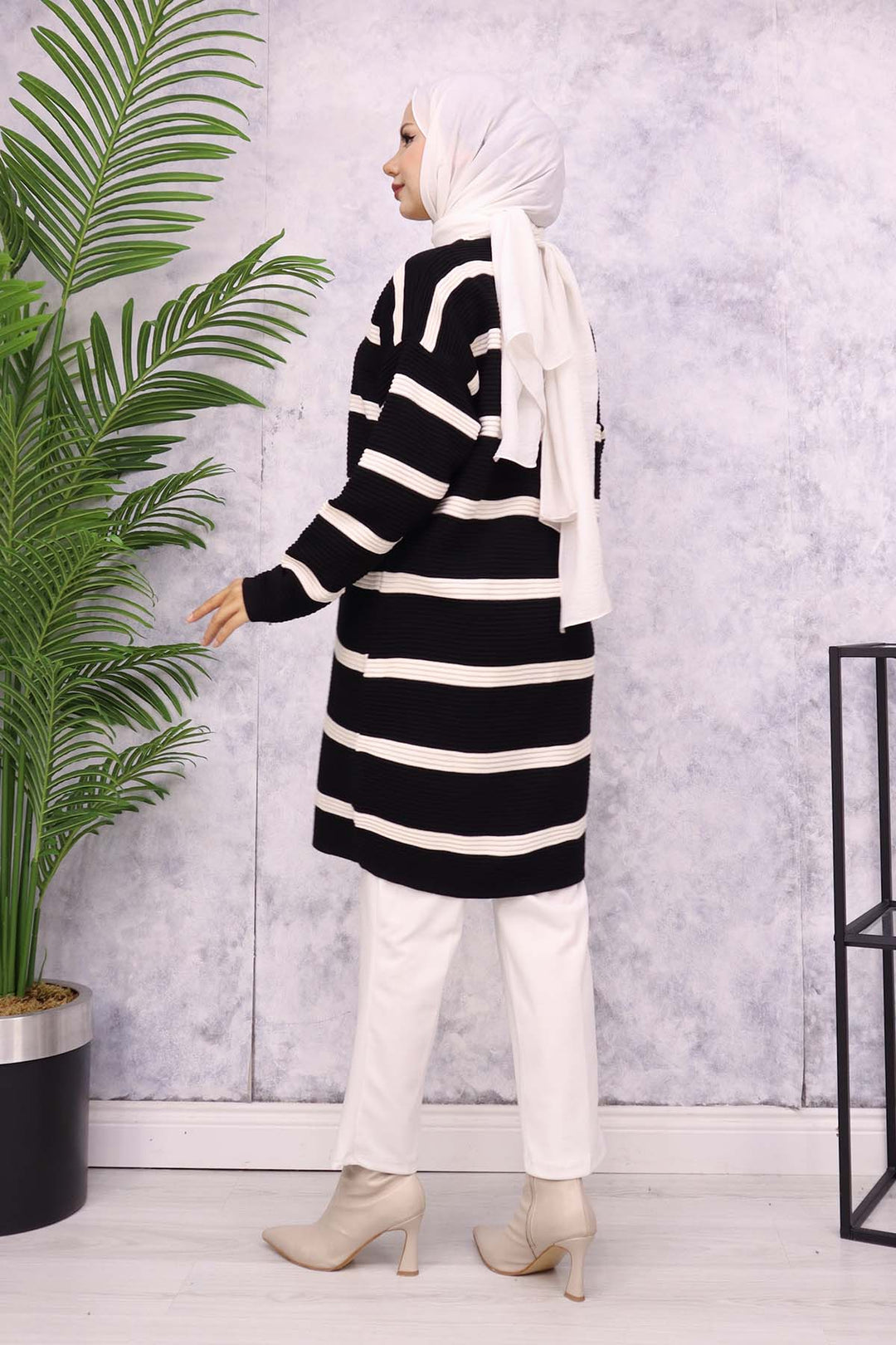 BNG Women Ribbed Striped Knit Cardigan Black - Villa Victoria