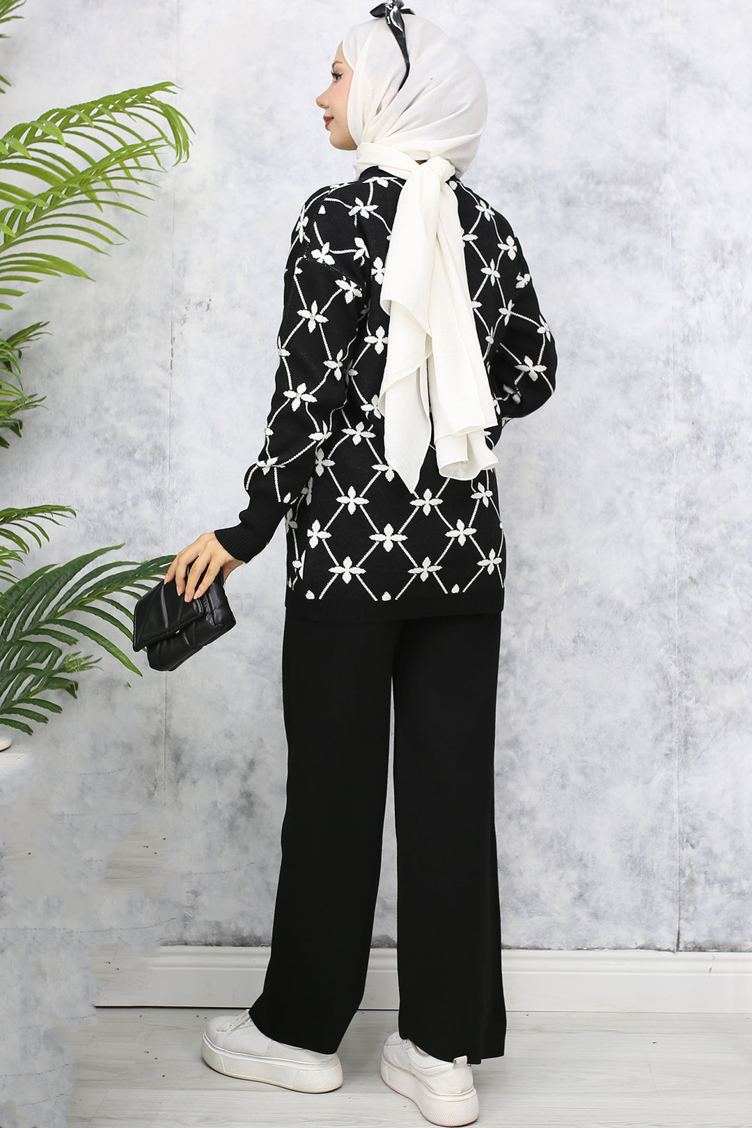 BNG Women Black Knitwear Set with Flower Pattern and Stones - Clermont
