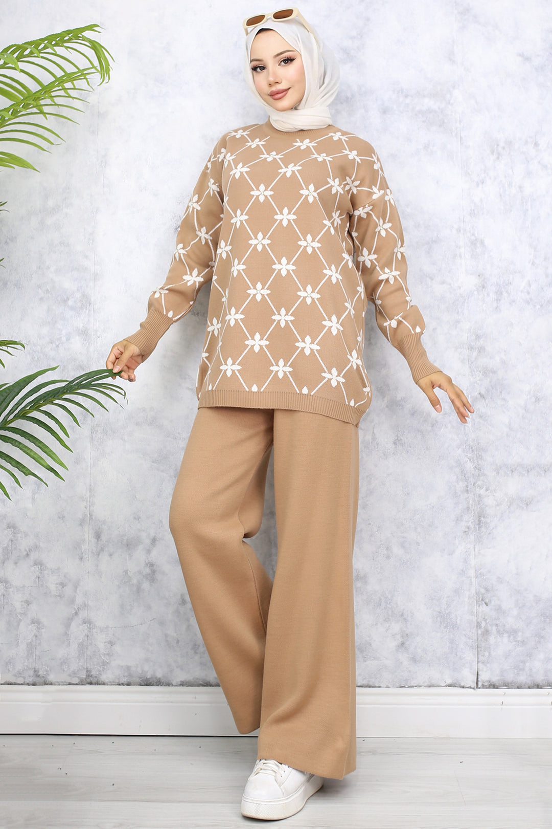 BNG Women Stone-embellished knit set with flower pattern Mink - Clermont