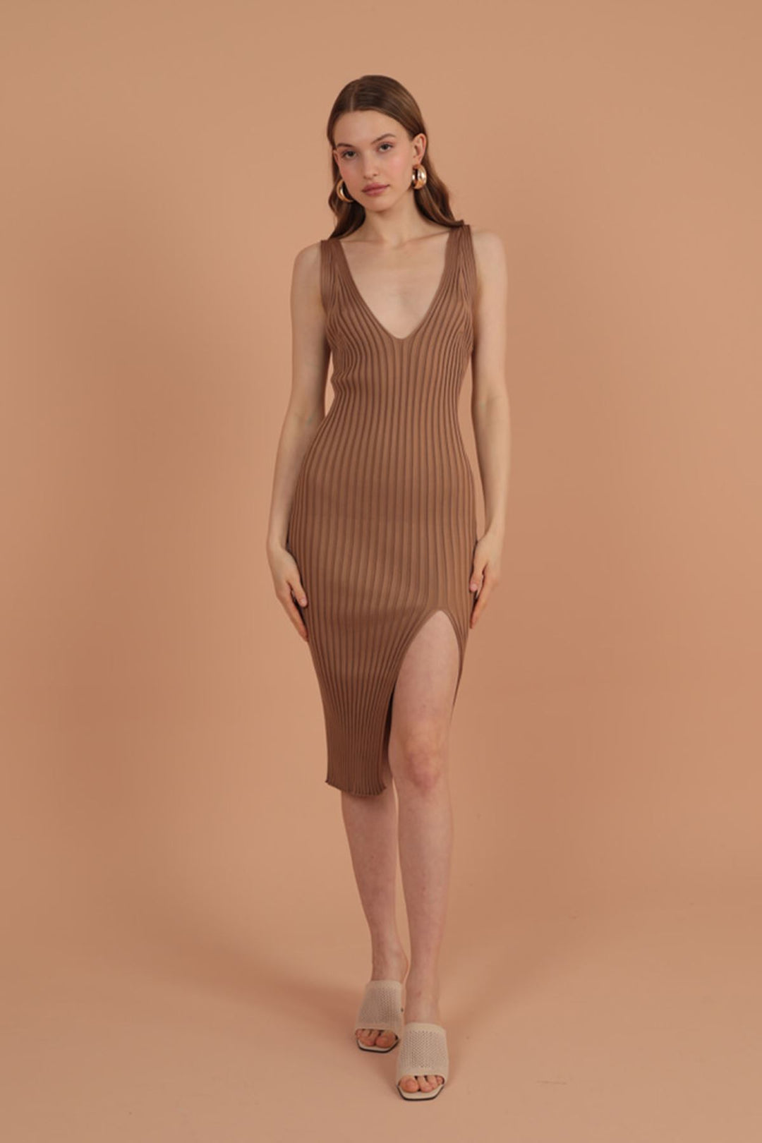 فستان KKT Knitwear سميك برقبة على شكل حرف V للنساء - بني جملي - مدينة مانوكاو