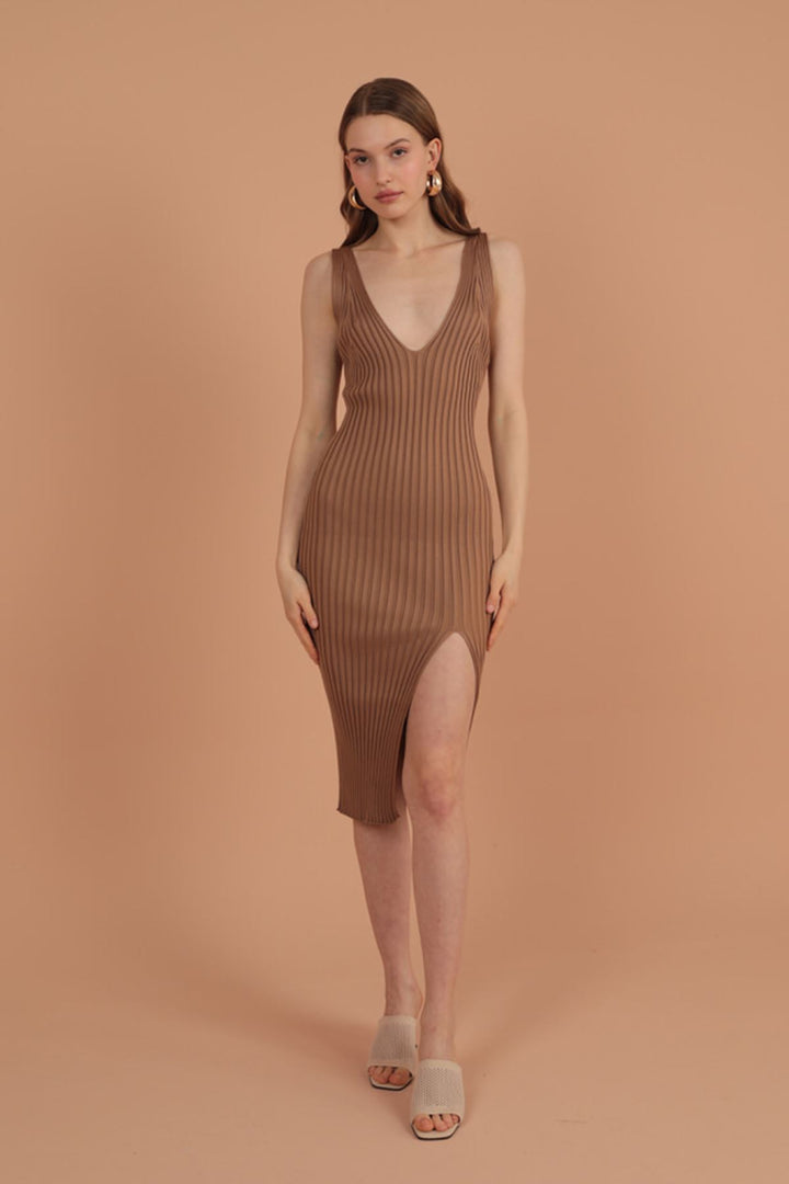 فستان KKT Knitwear سميك برقبة على شكل حرف V للنساء - بني جملي - مدينة مانوكاو