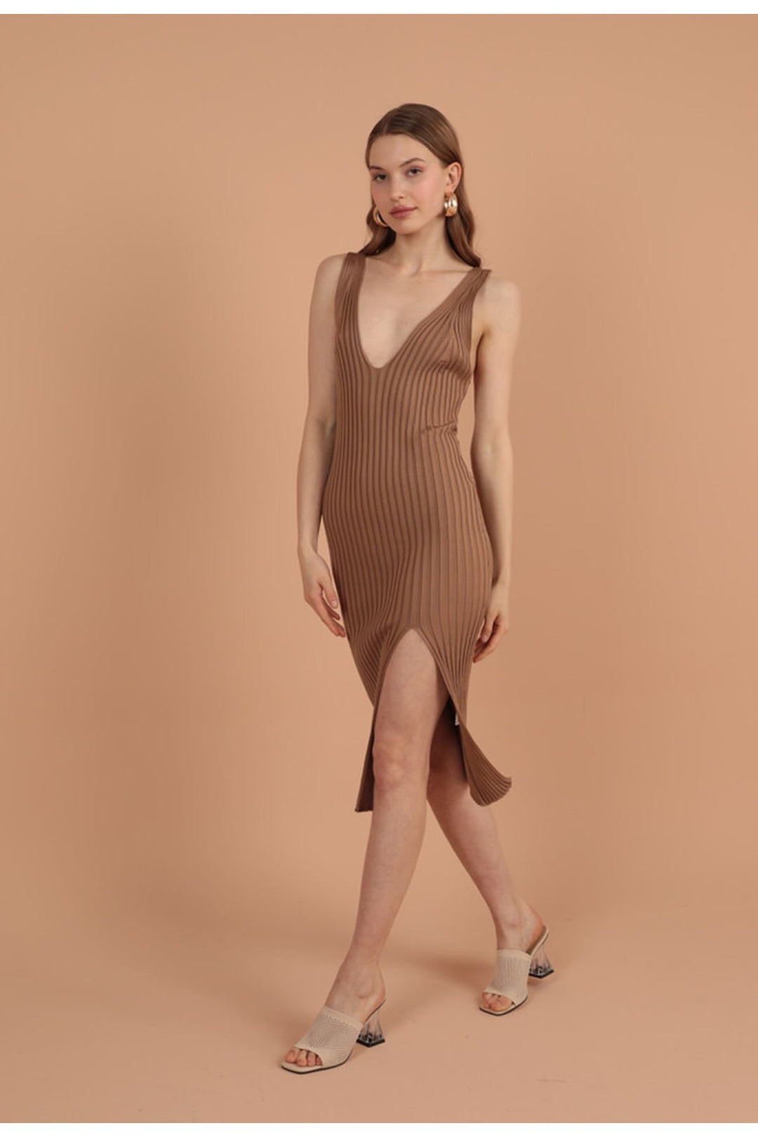 فستان KKT Knitwear سميك برقبة على شكل حرف V للنساء - بني جملي - مدينة مانوكاو