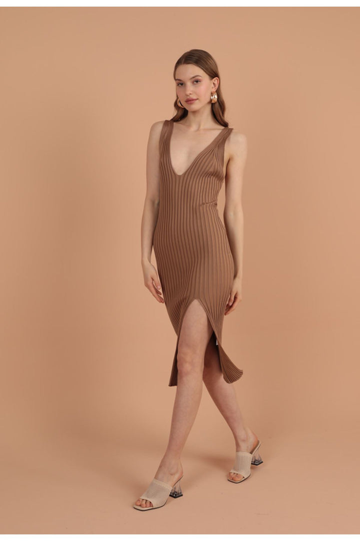 فستان KKT Knitwear سميك برقبة على شكل حرف V للنساء - بني جملي - مدينة مانوكاو