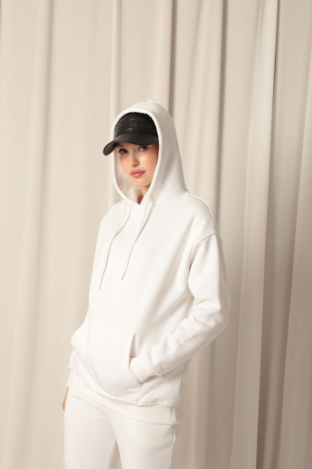 KKT Three Yarn Fabric Kangaroo Pocket Hooded Women's Ecru Sweat - Collado-Villalba