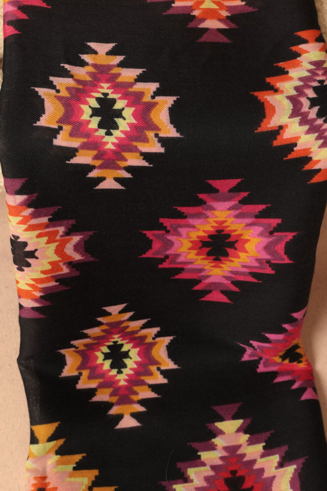 KKT Square Patterned Women's Black Shawl - Maladzyechna