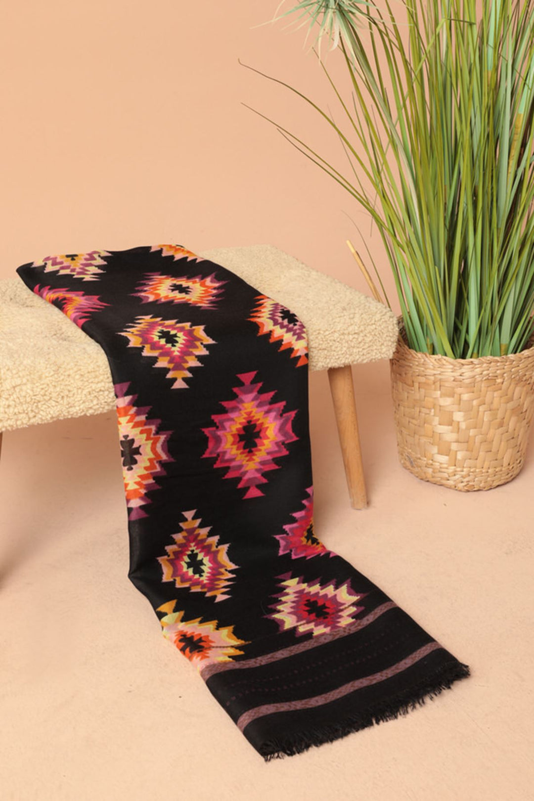 KKT Square Patterned Women's Black Shawl - Maladzyechna