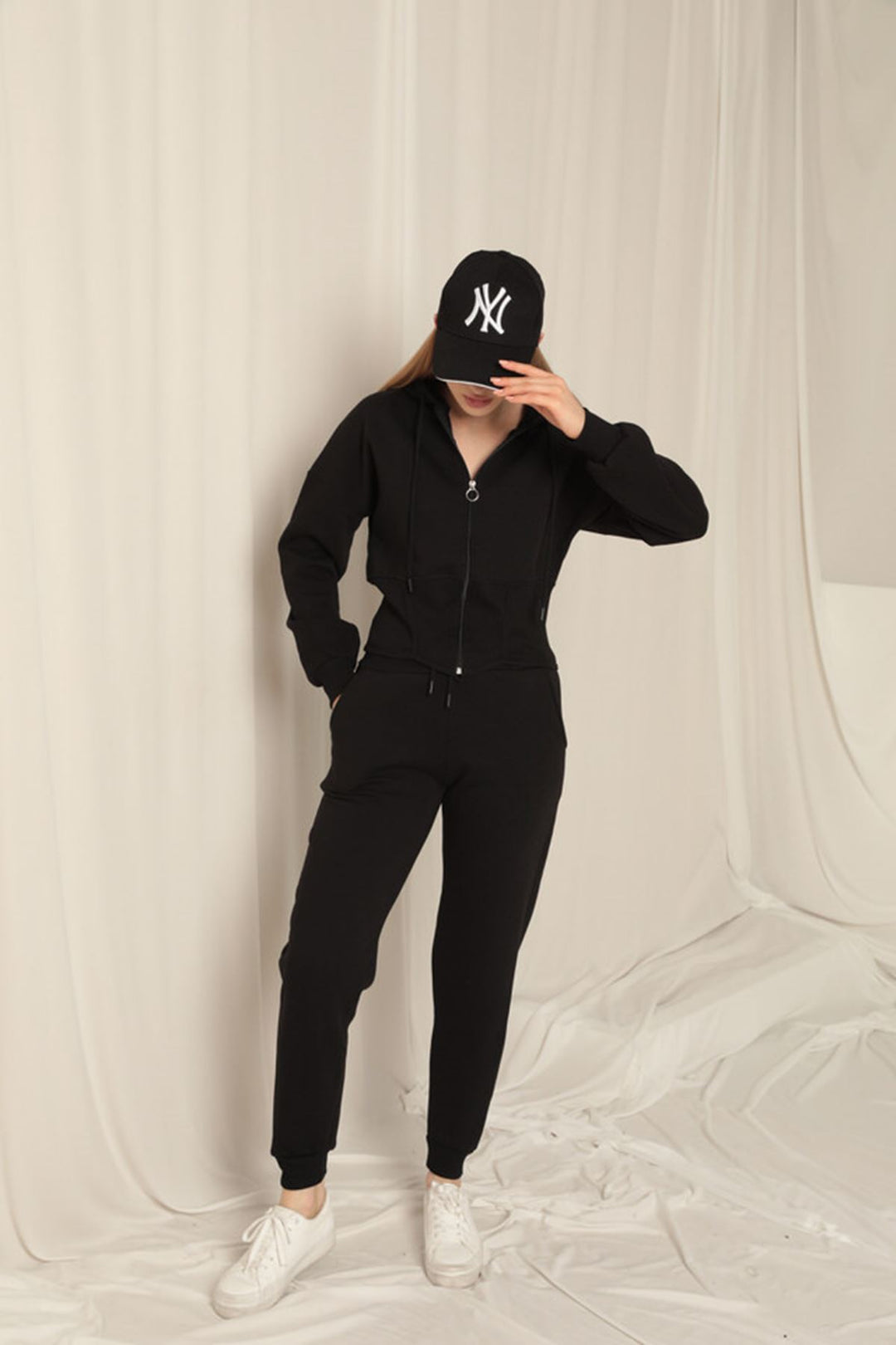 KKT Three Thread Fabric Zippered Women's Black Suit - Sahuayo de Morelos