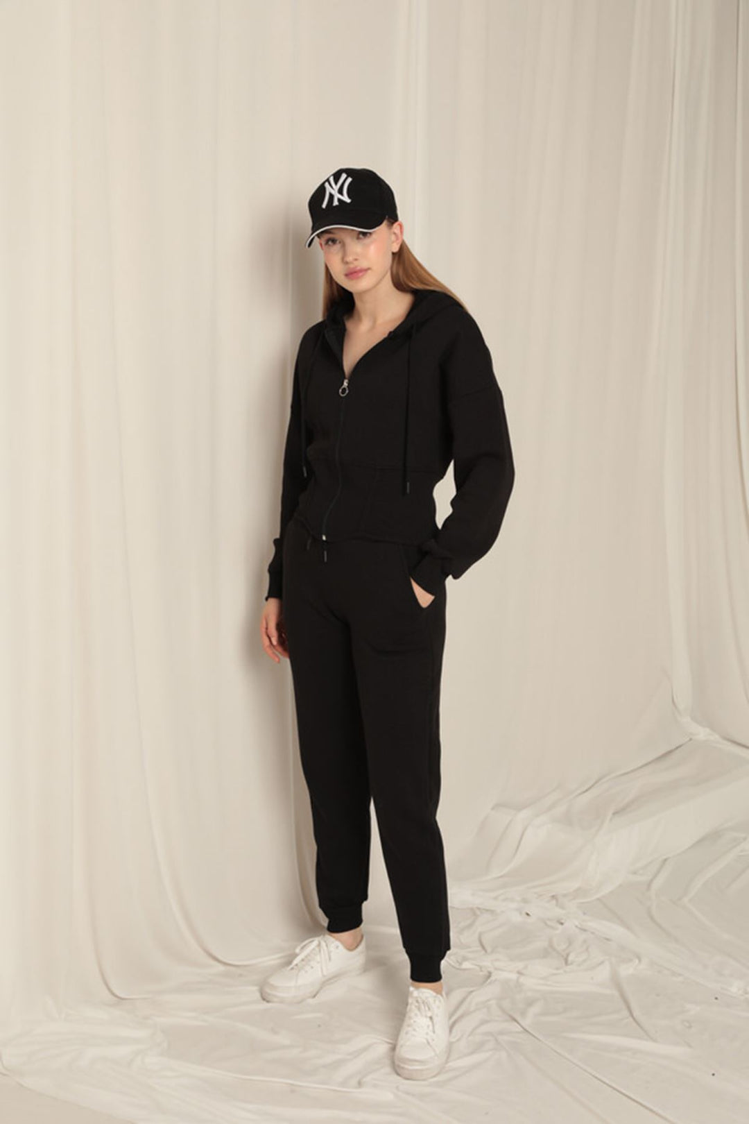KKT Three Thread Fabric Zippered Women's Black Suit - Sahuayo de Morelos