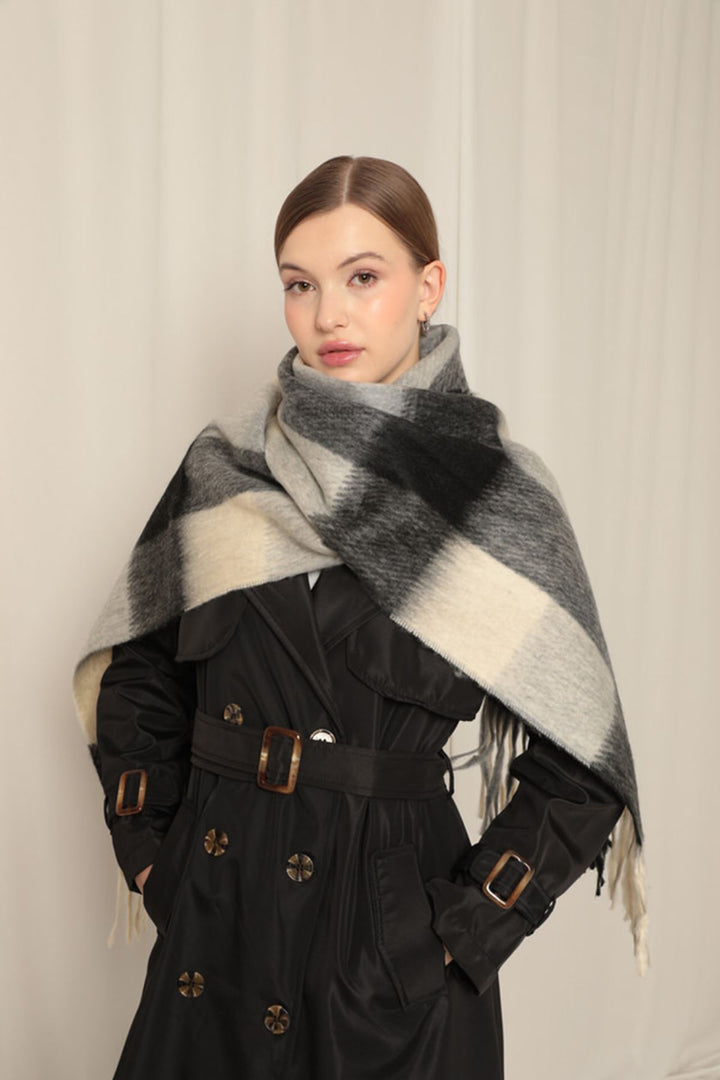 KKT Women's Thick Plaid Boucle Ecru/Black Shawl - Cholula de Rivadabia