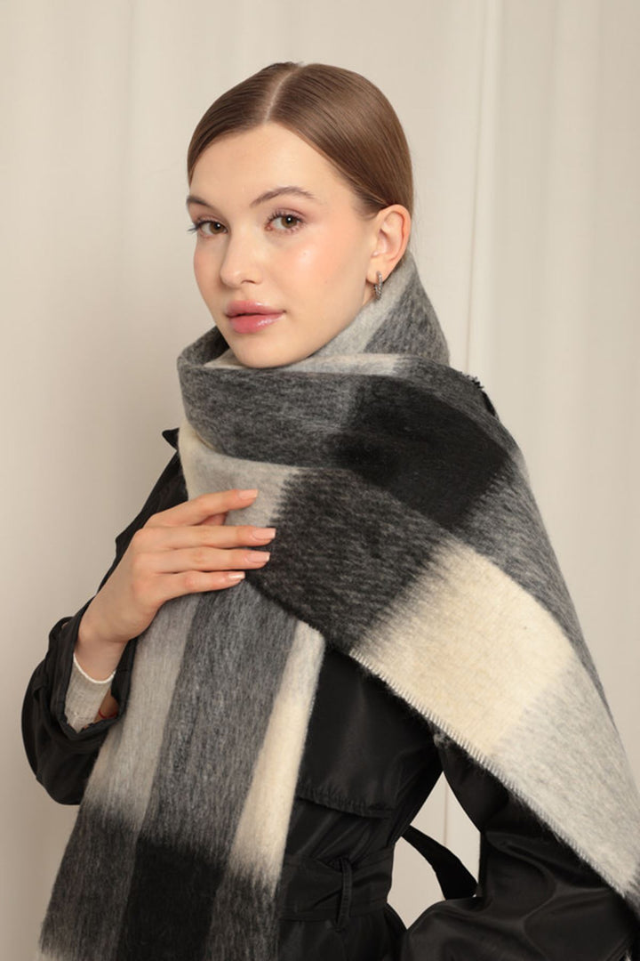 KKT Women's Thick Plaid Boucle Ecru/Black Shawl - Cholula de Rivadabia