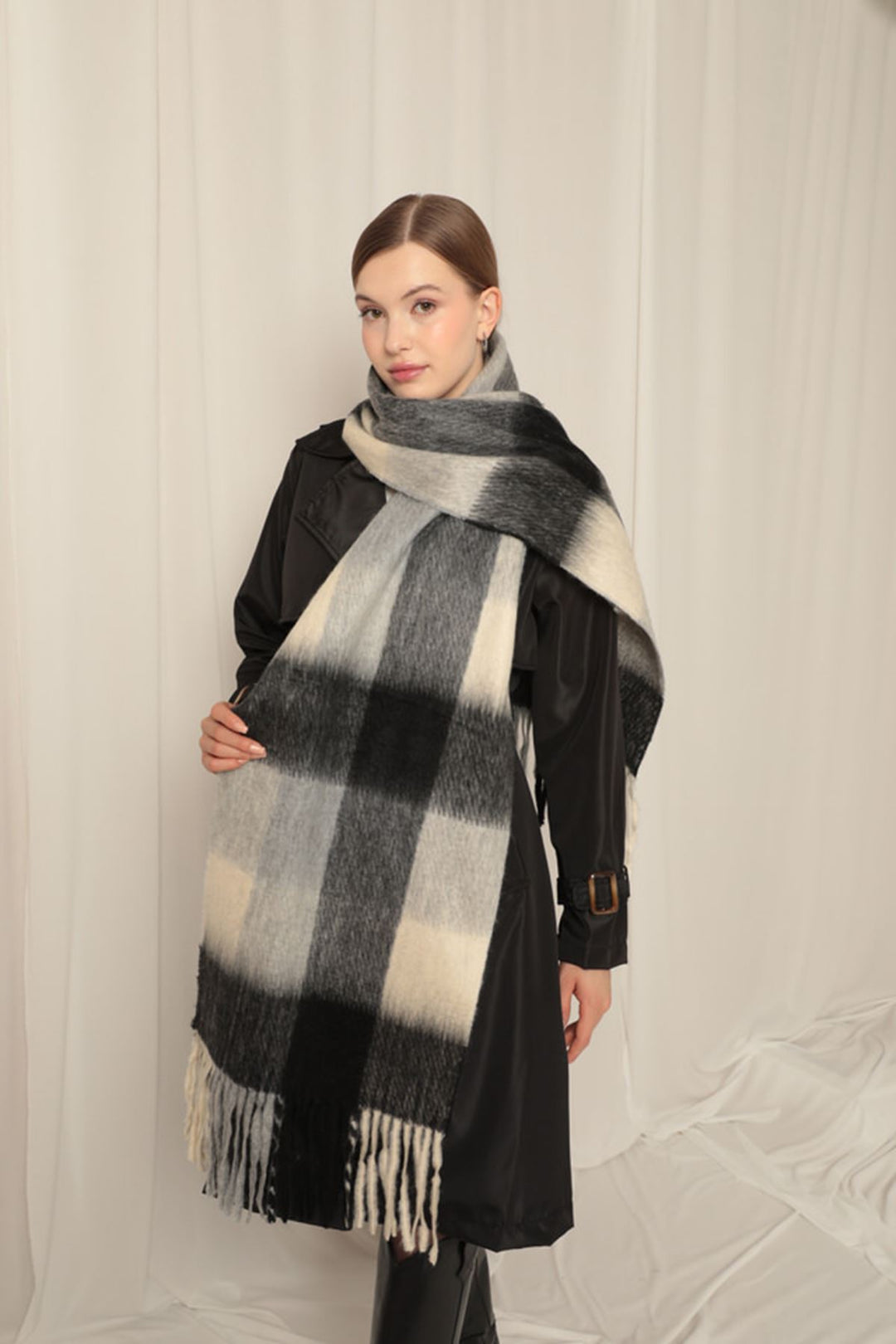 KKT Women's Thick Plaid Boucle Ecru/Black Shawl - Cholula de Rivadabia