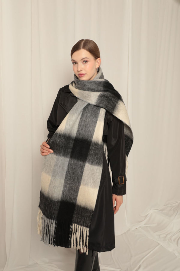 KKT Women's Thick Plaid Boucle Ecru/Black Shawl - Cholula de Rivadabia