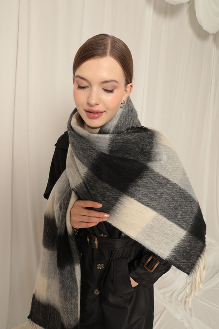 KKT Women's Thick Plaid Boucle Ecru/Black Shawl - Cholula de Rivadabia