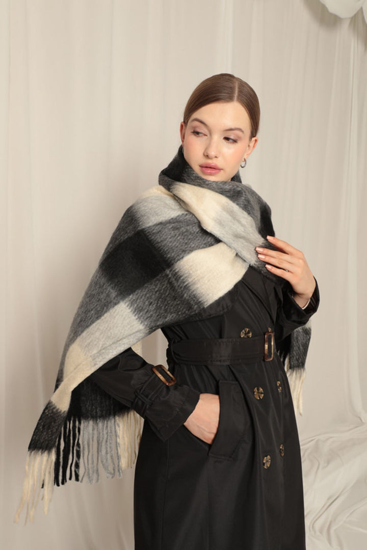 KKT Women's Thick Plaid Boucle Ecru/Black Shawl - Cholula de Rivadabia